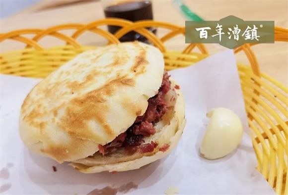 冷知识：吃保定驴肉火烧，为什么一定要吃蒜？